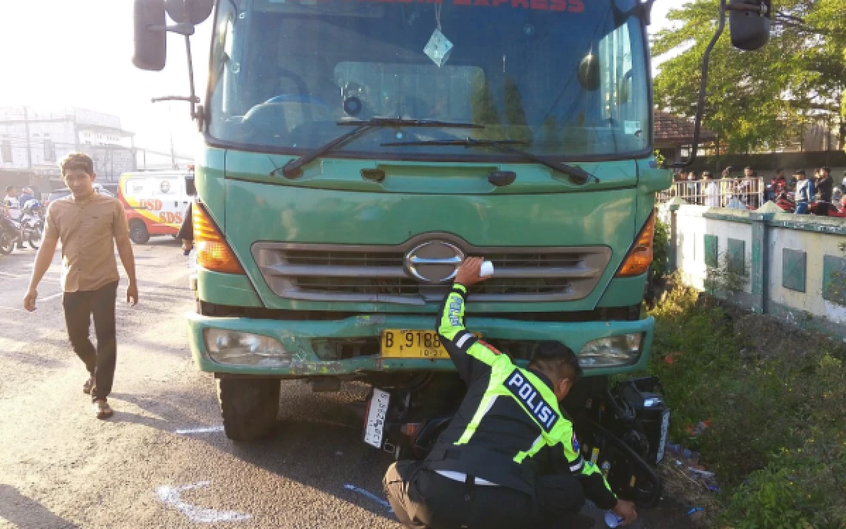 Thumbnail Berita - Kecelakaan di Jombang: Rem Blong Truk Tabrak Tiga Motor dan Pejalan Kaki, Dua Tewas