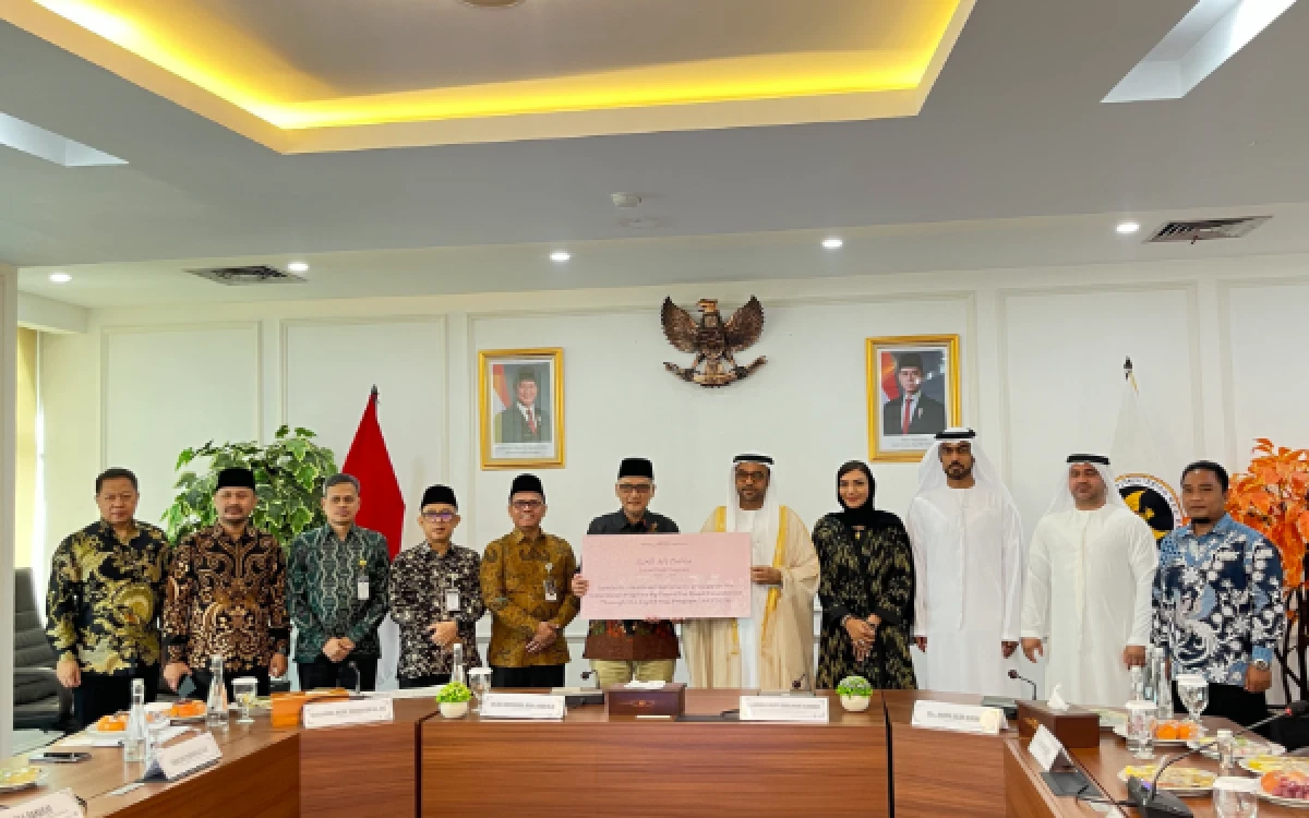 Thumbnail Berita - Zayed Foundation Serahkan Bantuan Rp 3,3 Miliar untuk 162 Jemaah Haji Indonesia