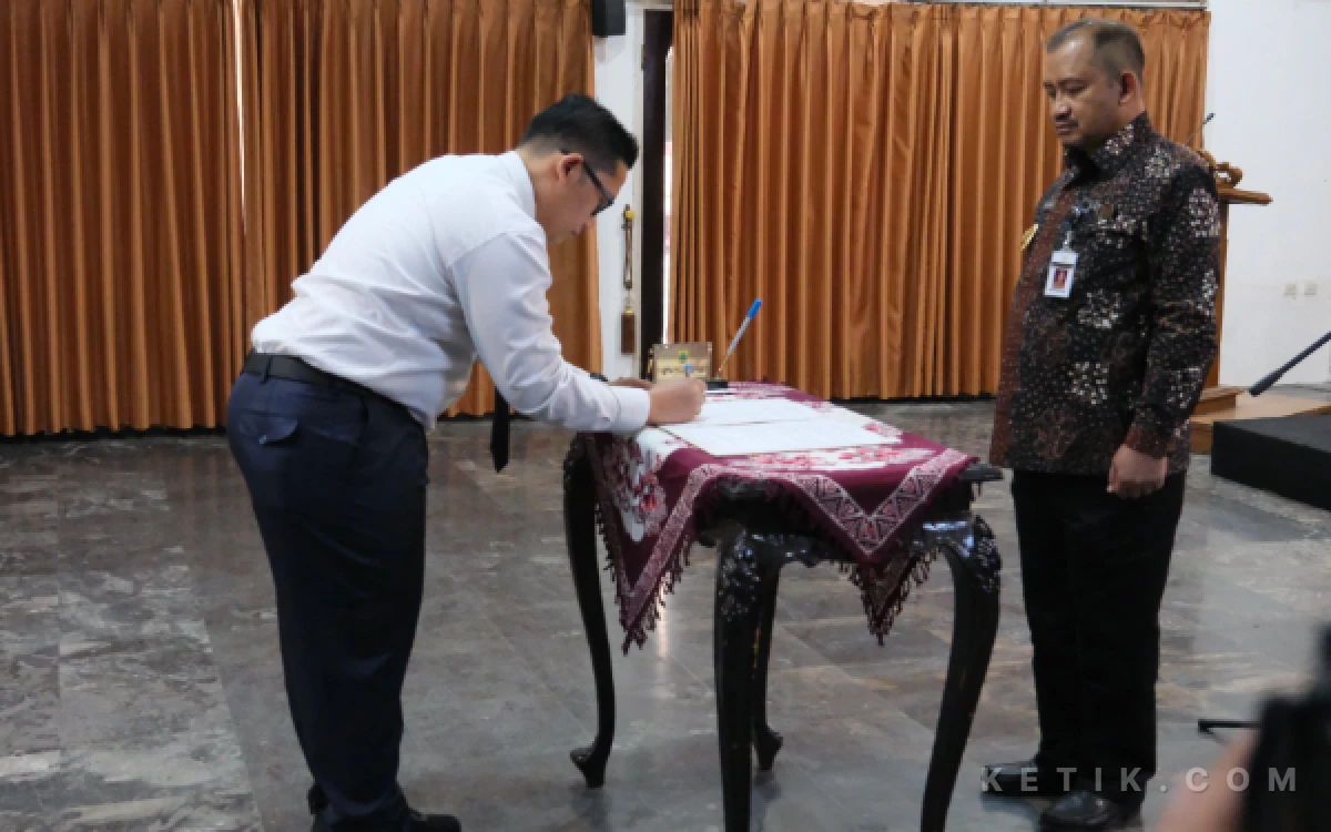 Thumbnail Berita - Bupati Anom Lantik Dirut Baru Perumda Tirta Mulia Pemalang