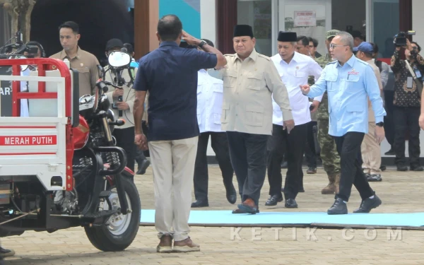 Thumbnail Berita - [FOTO] Presiden Prabowo Meninjau KDMP Nglawak Nganjuk
