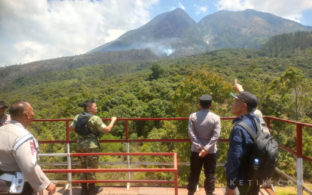 Thumbnail Berita - Asap Karhutla Masih Terlihat, Petugas Gabungan Disiagakan di Perbatasan Cemoro Sewu–Cemoro Kandang