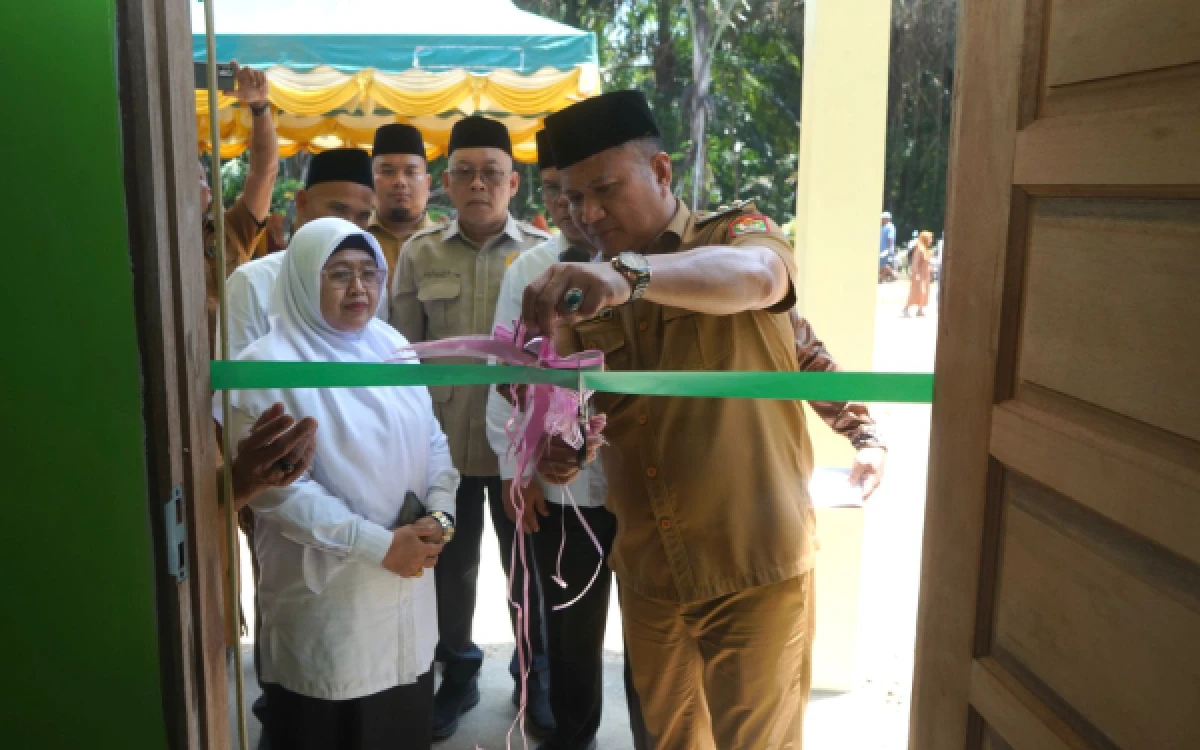 Thumbnail Berita - Wakil Bupati Asahan Gunting Pita Resmikan Gedung Persiapan MAN 3 Asahan, Perluas Akses Pendidikan di Aek Ledong