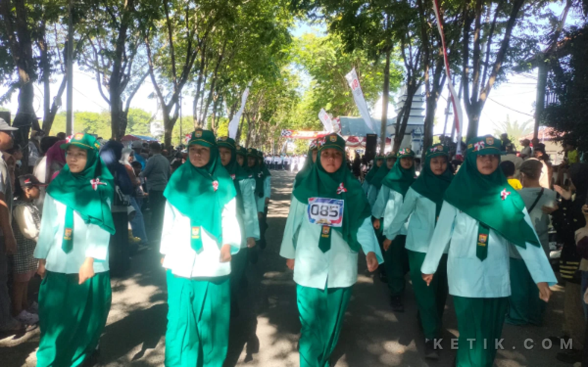 Thumbnail Berita - Kirim Enam Regu, SMPN 1 Sampang Unjuk Kekompakan di Lomba Gerak Jalan HUT ke-81 RI