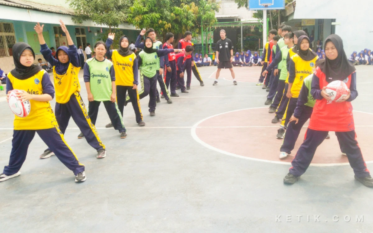 Foto Para siswi SMPN 18 Surabaya sangat antusias langsung mengikuti arahan untuk latihan dasar cara memegang dan mengoper bola berantai. (Foto : Sutejo Rc/ketik.com)