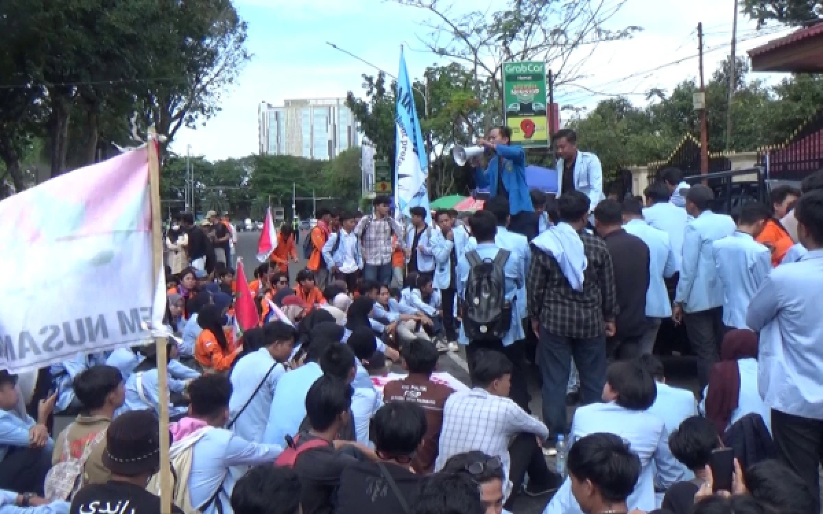 Foto Mahasiswa BEM Nusantara yang masih bertahan  depan Kantor DPRD Provinsi Sumsel, Kota Palembang. Senin 15 Juni 2026. (Foto : Yola/Ketik.com)