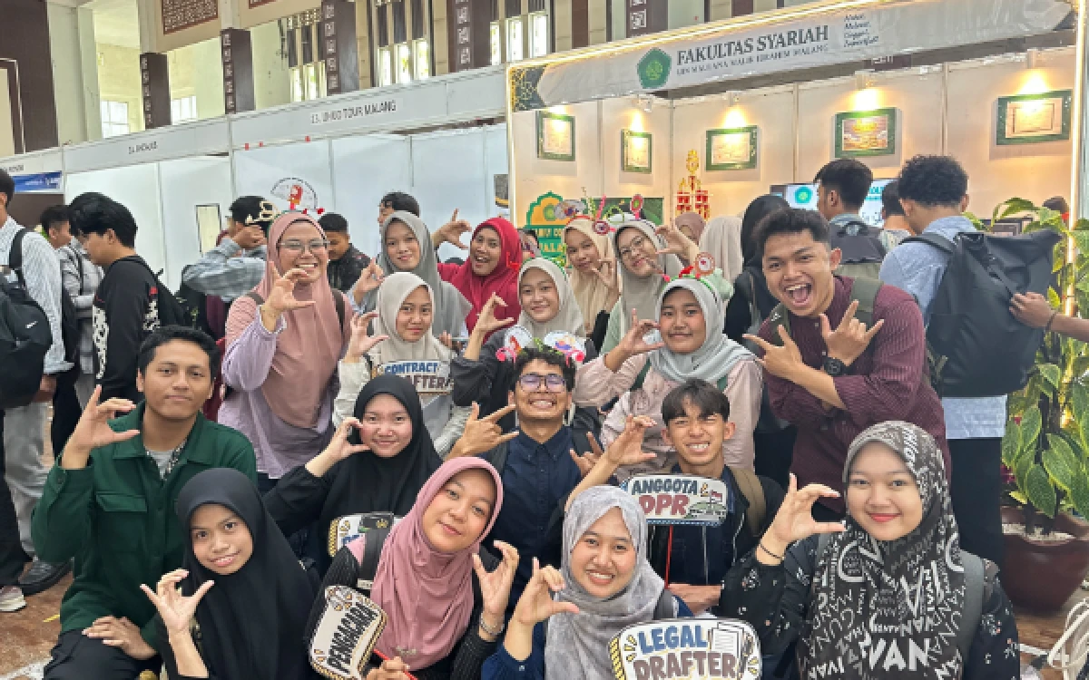 Foto Para mahasiswa turut meramaikan booth Fakultas Syariah di acara Expo Dies Maulidiyah ke-62. (Foto: Fakultas Syariah UIN Malang)