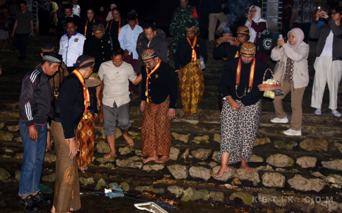 Thumbnail Berita - Plt. Bupati Tulungagung Sambut 1 Muharam 1448 H di Pantai Popoh: Jaga Kelestarian Tradisi dan Ekologi Laut