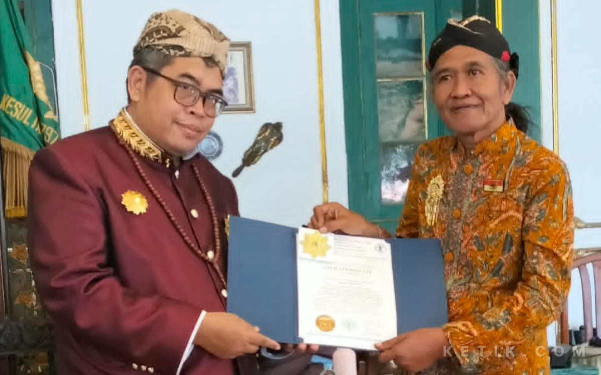 Thumbnail Berita - Harumkan Nama Nusantara, Budayawan Tulungagung drg. Agus Darwito Sabet Gelar Kehormatan UNESCO