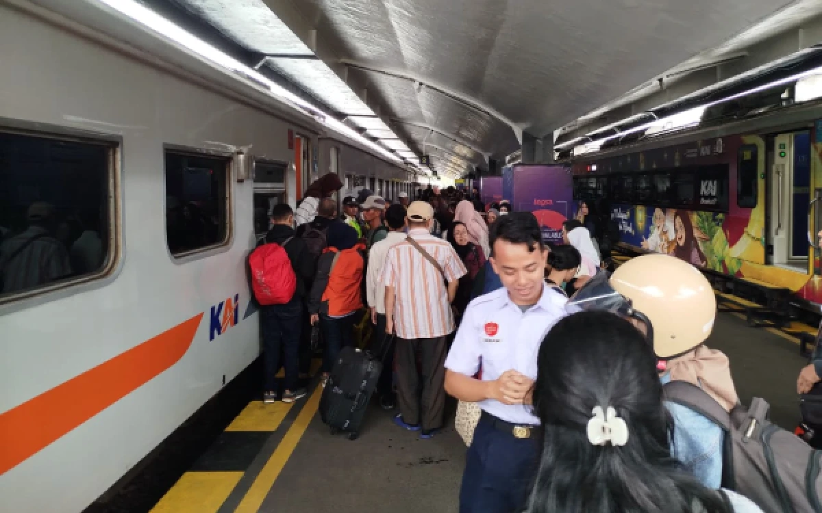 Thumbnail Berita - Bukan Main! 36.363 Penumpang Padati Stasiun Malang saat Libur Panjang Kenaikan Yesus Kristus