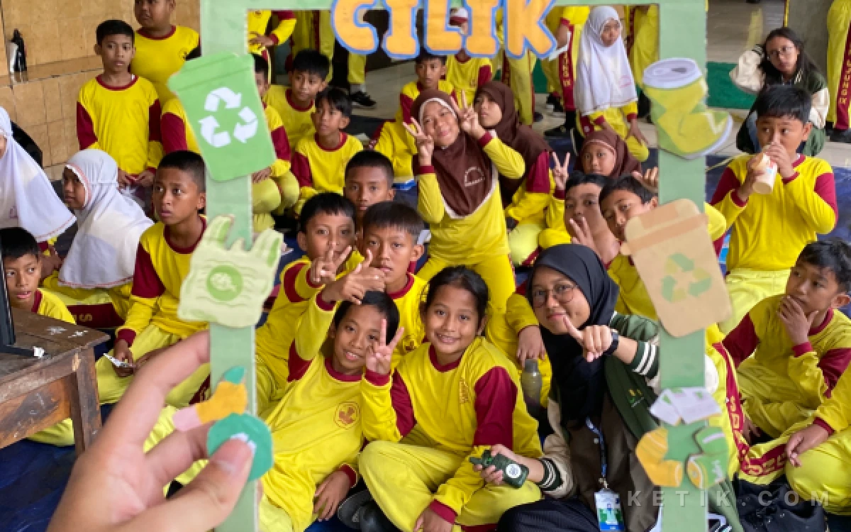 Thumbnail Berita - Tanamkan Kepedulian Lingkungan Sejak Dini, Mahasiswa KKN UPN Veteran Jatim Gelar "Aksi Cilik" di SDN Ujung IX Surabaya