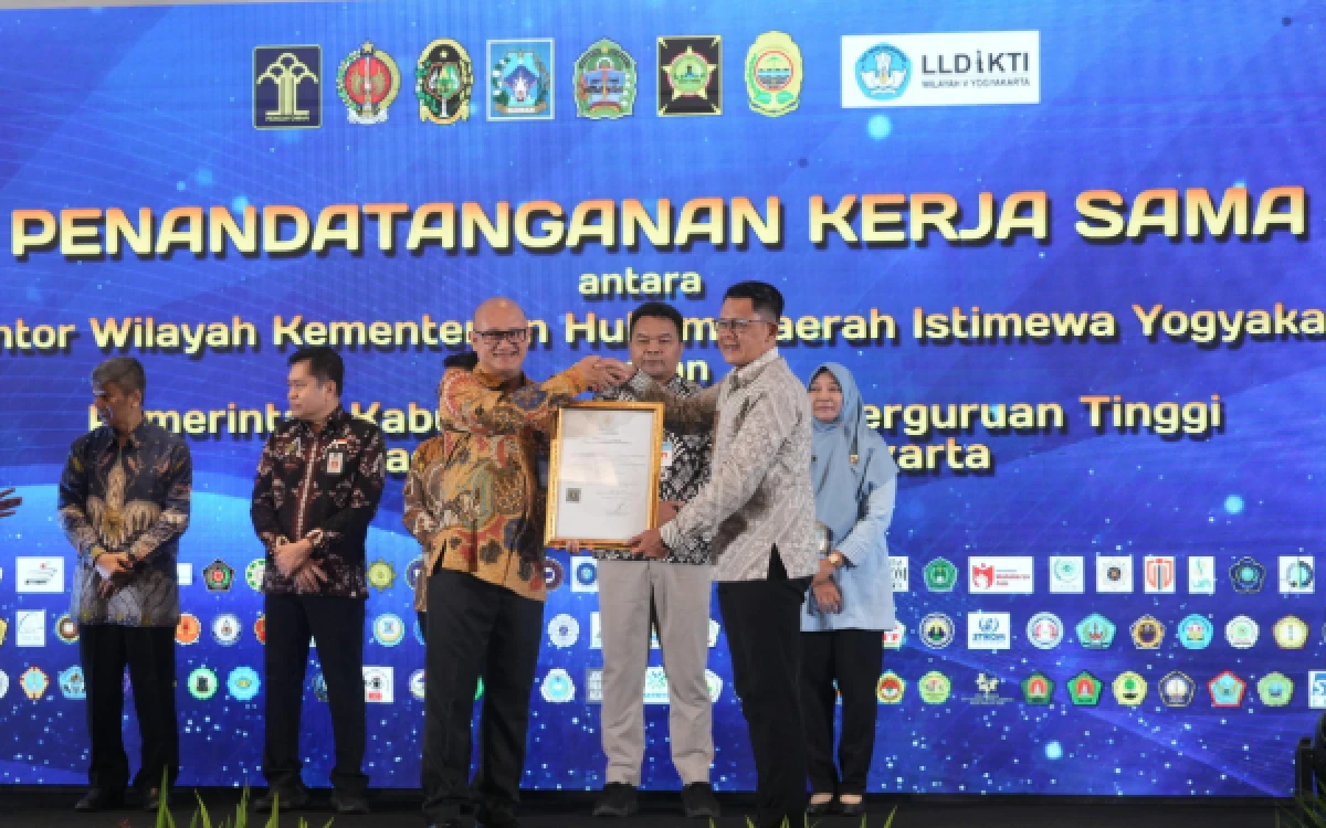 Foto Kakanwil Kemenkumham DIY Agung Rektono Seto (kiri) menyerahkan piagam pendaftaran Kekayaan Intelektual Komunal kepada Wabup Sleman Danang Maharsa (kanan) di Hotel Grand Rohan Yogyakarta, Selasa 12 Mei 2026. Penyerahan ini menandai pengakuan resmi Tempe Pondoh sebagai pengetahuan tradisional asli dari Kabupaten Sleman. (Foto: Prokompim Sleman for Ketik.com)