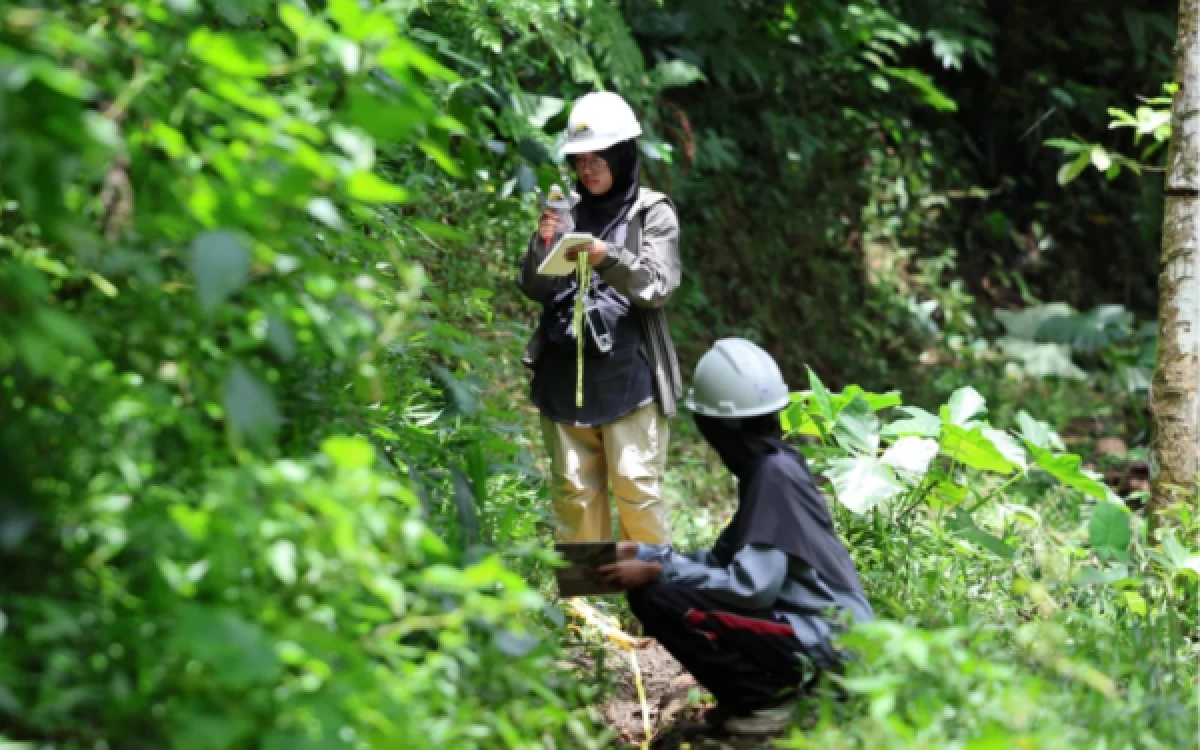 Foto Mahasiswa UB tengah melakukan sampling biomassa di UB Forest. (Foto: UB Forest)
