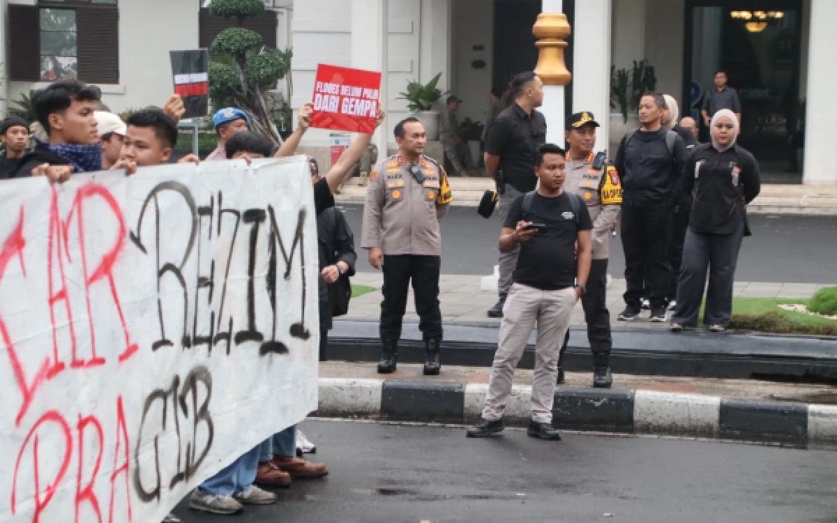 Foto Kapolresta Malang Kota, Kombes Pol Danang Setiyo Pambudi (memakai topi) bersama Wakapolresta Malang Kota, AKBP Alex Sandy Siregar saat turun langsung memantau aksi unjuk rasa yang dilakukan oleh Aliansi Rakyat Bangkit Bersatu di depan Balai Kota Malang, Rabu, 28 Oktober 2026 (Foto : Kukuh/Ketik).