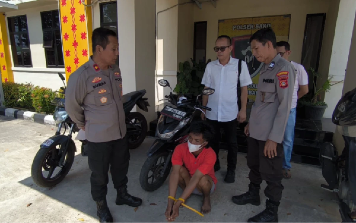 Foto Tersangka perampasan sepeda motor di salah satu minimarket di wilayah Sako saat diamankan di  Mapolsek Sako, Senin 3 Agustus 2026. (Foto : Yola/Ketik.com)
