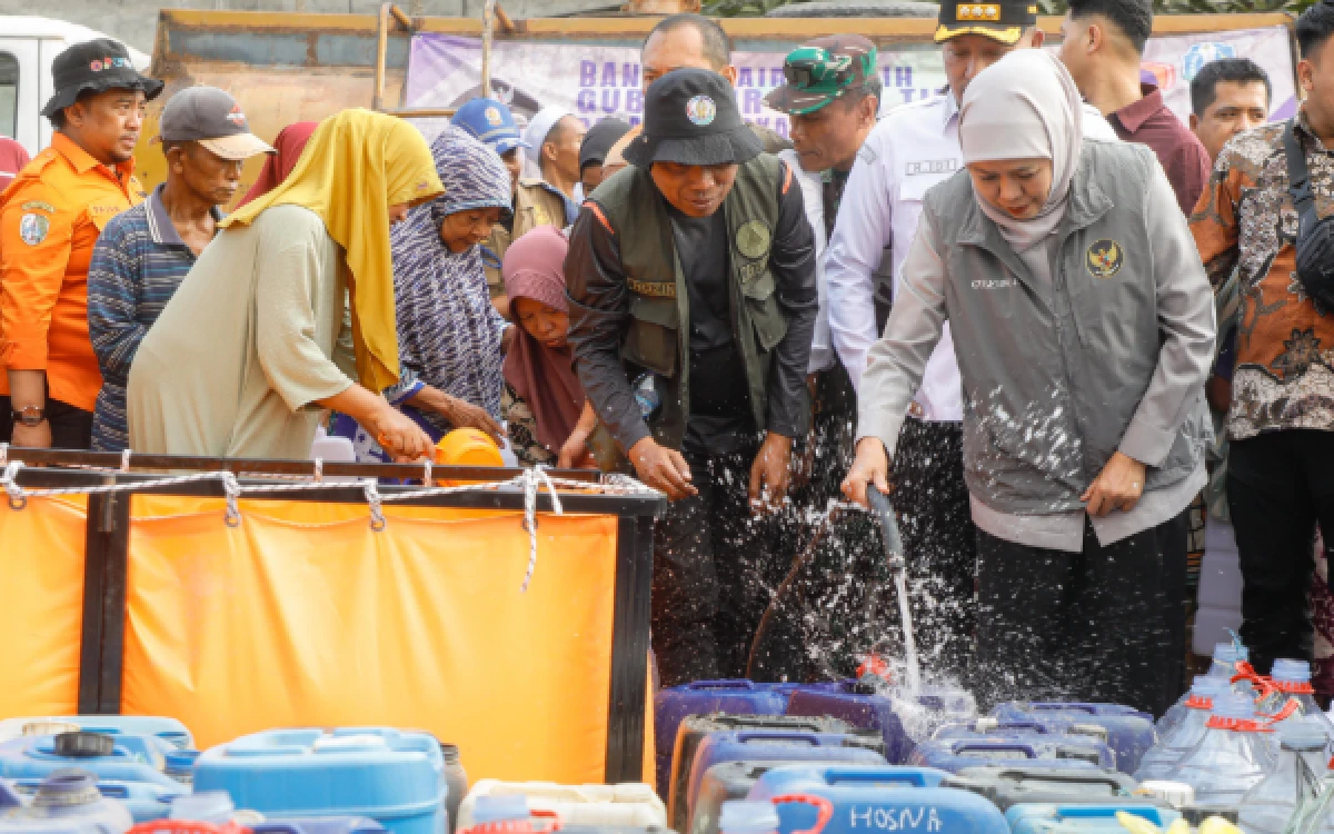 Thumbnail Berita - Tangani Kekeringan, Gubernur Khofifah Salurkan Air Bersih hingga Upayakan Pengeboran Sumber Air di Sampang
