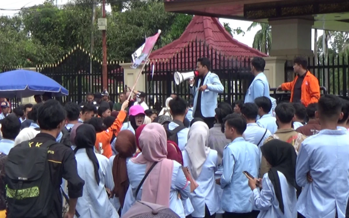 Foto Ratusan Mahasiswa BEM Nusantara Saat melaksanakan Demo di depan Kantor DPRD Provinsi Sumsel, Kota Palembang. Senin 15 Juni 2026. (Foto : Yola/Ketik.com)