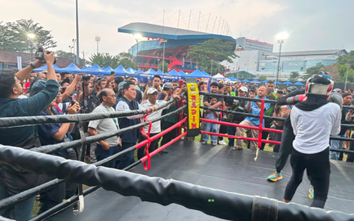 Foto Menpora, Erick Thohir saat melihat olahraga tinju yang menjadi bagian dari sportainment yang digelar di Stadion Gajayana Kota Malang, Minggu, 23 Agustus 2026 (Foto : Kukuh/Ketik)