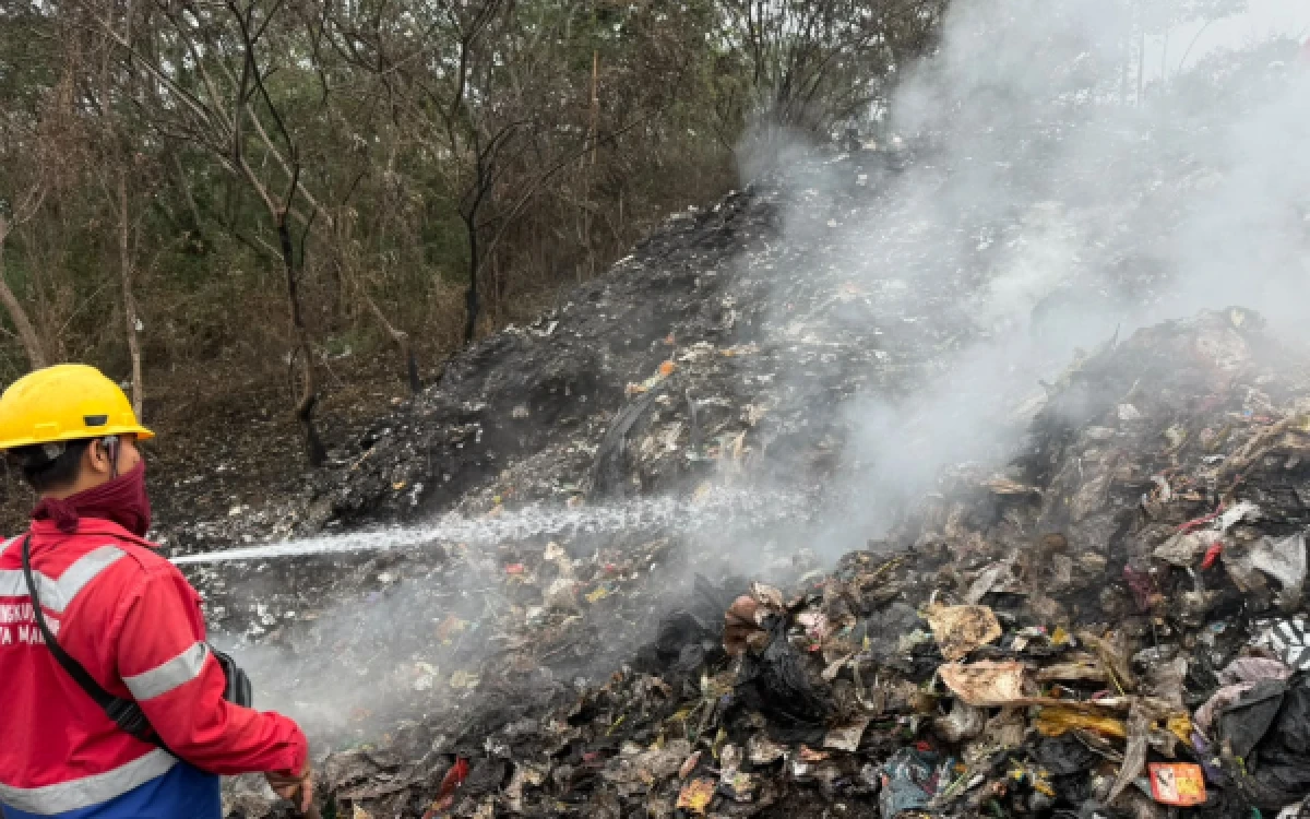 Thumbnail Berita - Masuk Hari Keenam, Hujan Gerimis Belum Mampu Padamkan Kebakaran TPA Supit Urang