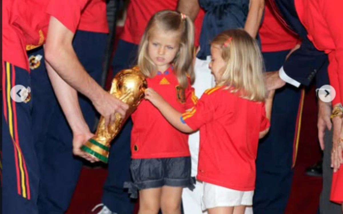 Foto Pada tahun 2010, Spanyol dinobatkan sebagai juara Piala Dunia FIFA. Leonor dan Sofía menyambut para pemenang, ]keduanya terlihat mengangkat trofi dengan malu-malu (Foto: Instagram @woman_es)
