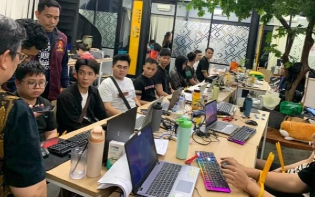 Thumbnail Berita - Markas Judol Internasional di Jakarta Barat Digrebek, Polisi Sita 75 Domain dan Tangkap 321 Orang