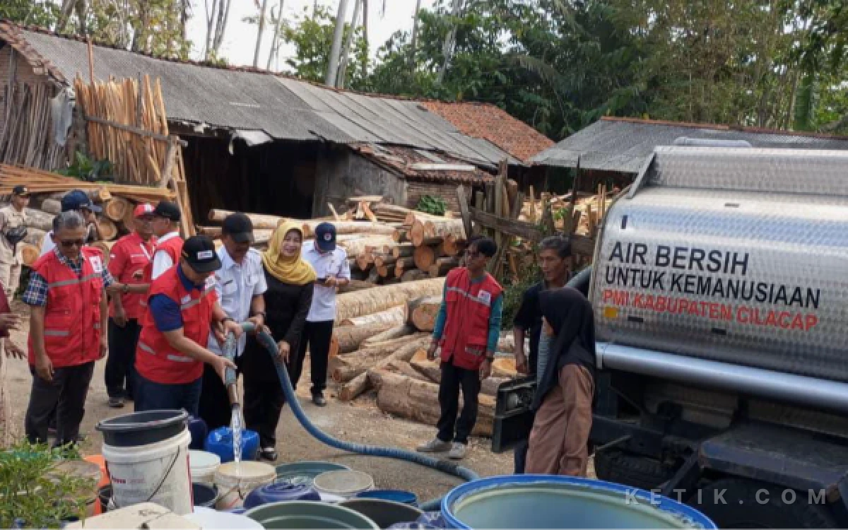 Thumbnail Berita - PMI Cilacap Salurkan Bantuan Air Bersih ke Desa Karangkemiri dan SMP Negeri 3 Gandrungmangu