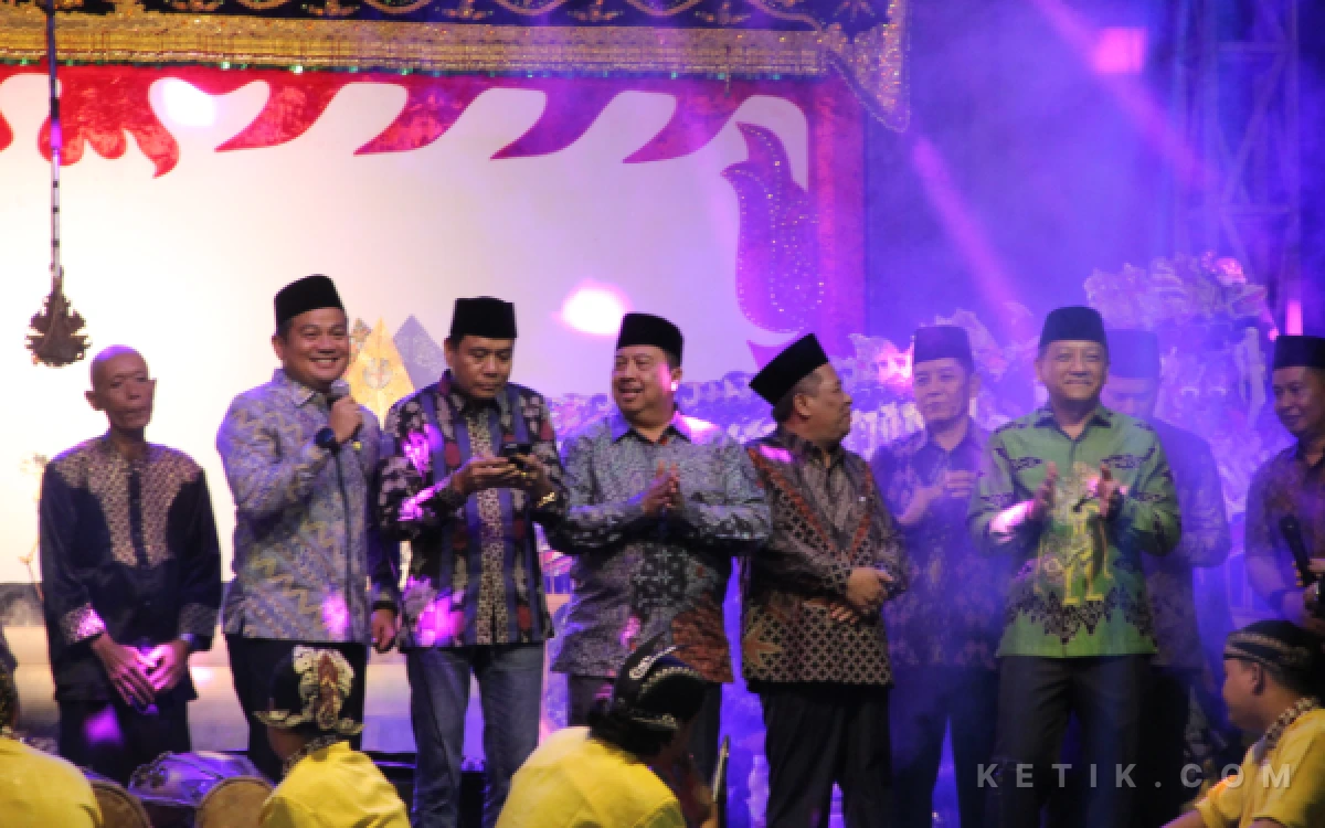 Foto Kapolres Jombang AKBP Ardi Kurniawan bersama Bupati Jombang Warsubi dan jajaran Forkopimda memberikan sambutan dalam gelaran wayang kulit di depan Polres Jombang, 15 Juni 2026. (Foto: Rifat/Ketik.com)