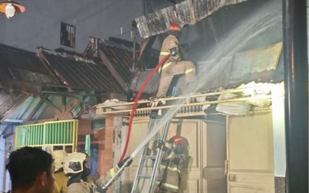 Thumbnail Berita - Rumah di Kedung Anyar Surabaya Terbakar, 1 Sepeda Motor Hangus Dilahap Si Jago Merah