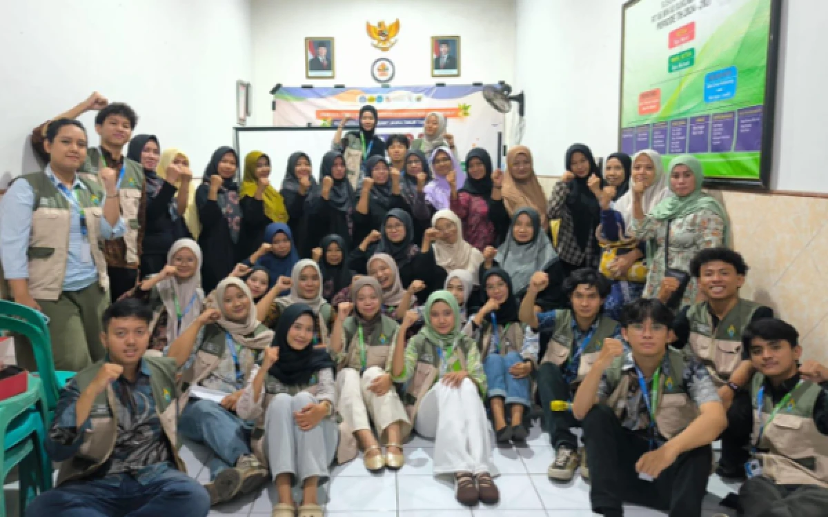 Thumbnail Berita - Tekan Volume Sampah Plastik, Mahasiswa KKN Kenalkan EcoSort Station kepada Warga Surabaya