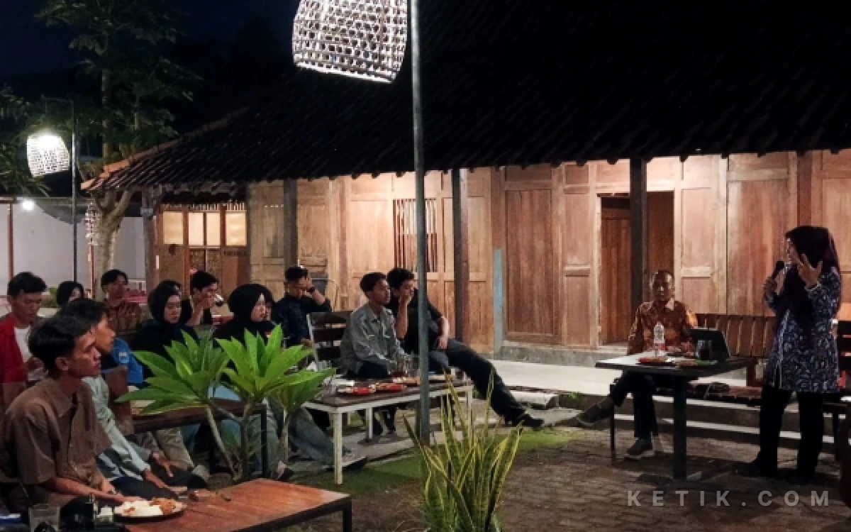 Foto Kepala Dinas Kesehatan Sidoarjo dr Lhakmie Herawati Yuantina saat menjelaskan persebaran HIV/AIDS di Sidoarjo kepada para mahasiswa pada Mei 2026 lalu di sebuah kafe kawasan Sidoarjo. (Foto: Fathur Roziq/Ketik.com)