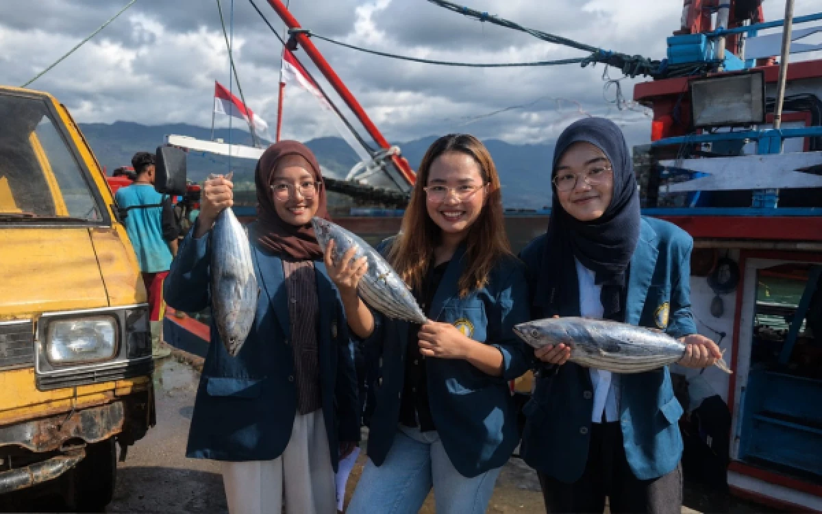 Thumbnail Berita - Magang Berdampak, Mahasiswa UB Kediri Ikut Bongkar Muat Ikan di Prigi
