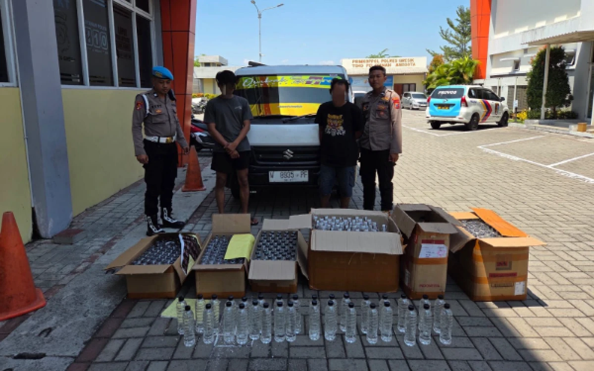 Thumbnail Berita - Warga Lapor, Polisi Bergerak! 439 Botol Arak Bali Disita dari Mobil Pikap di Gresik