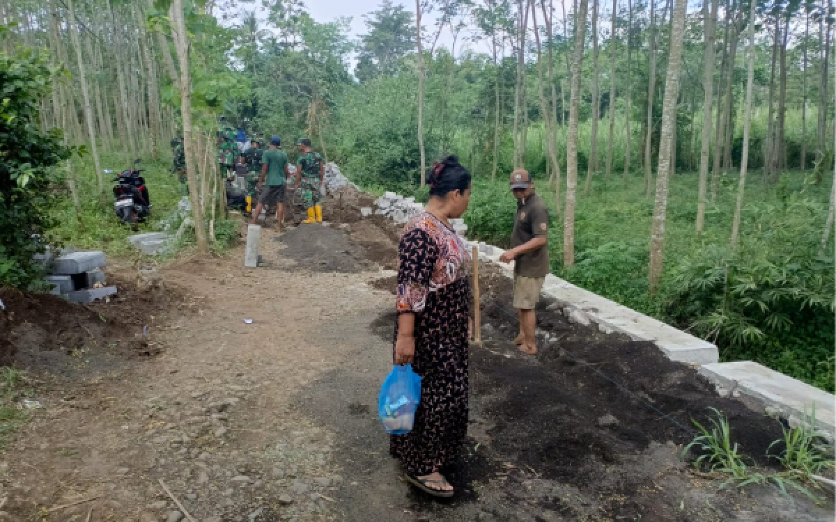 Thumbnail Berita - Warga Apresiasi Kinerja Satgas TMMD ke-128 Kodim 0820 Probolinggo dalam Pemasangan Paving di Desa Brabe