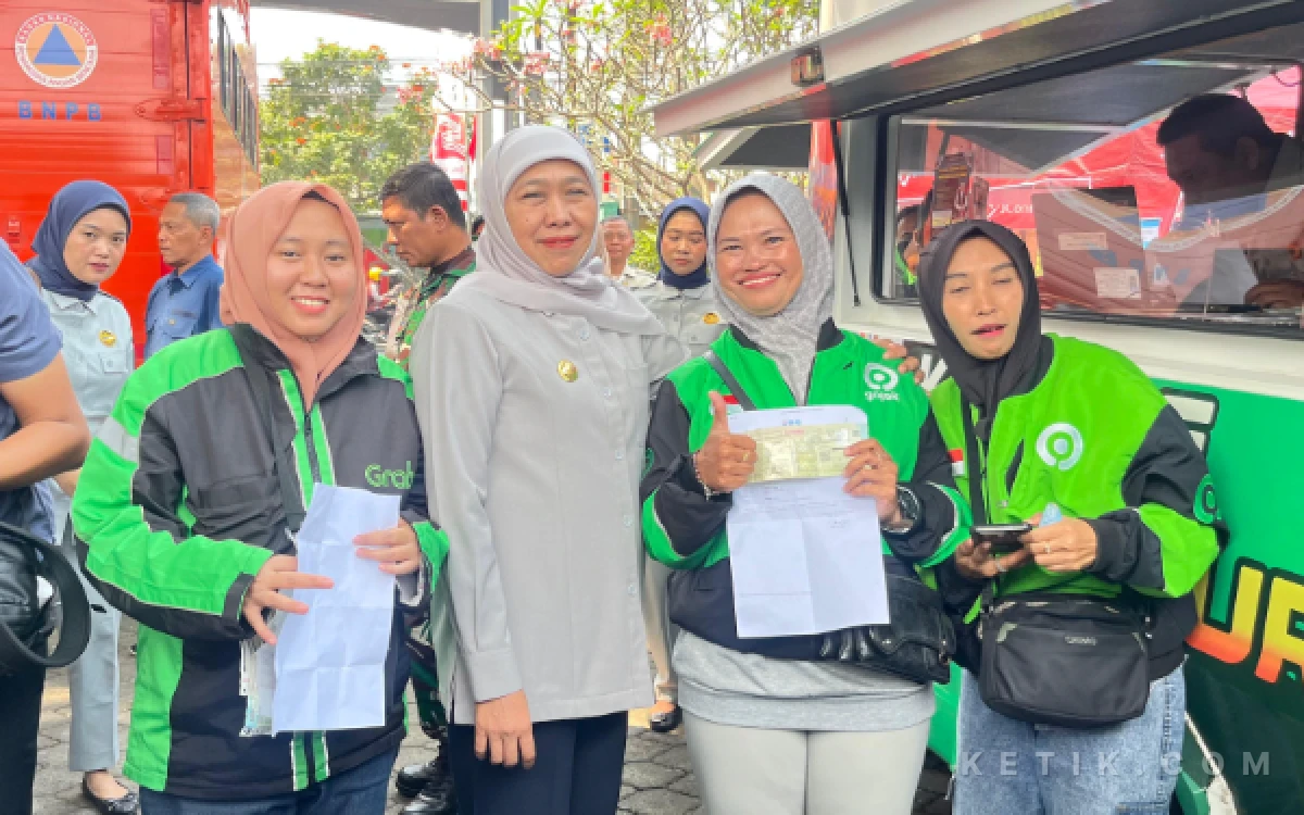 Thumbnail Berita - Gubernur Khofifah Bebaskan Denda Pajak Kendaraan Ojol, Tekankan Semangat Gotong Royong