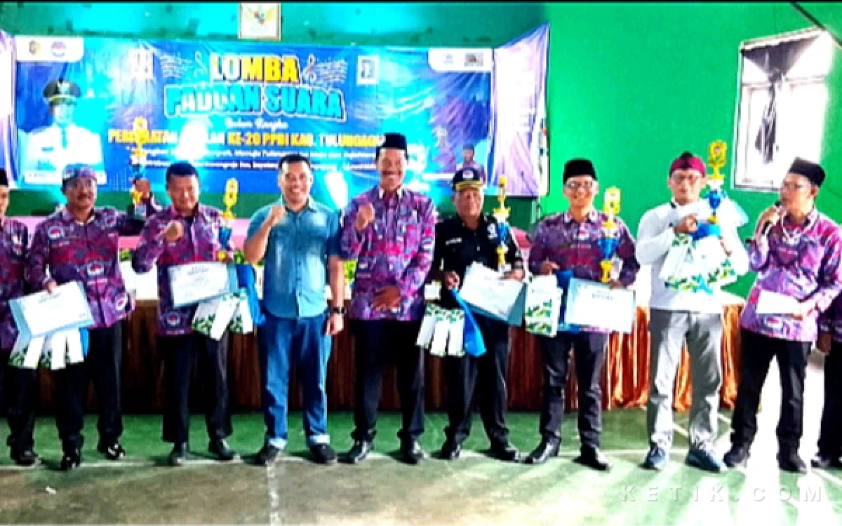 Thumbnail Berita - Simfoni 16 Kecamatan Bergaung di GOR Minapolitan, Puncak Lomba Paduan Suara Harlah Ke-20 PPDI Tulungagung Sukses Digelar