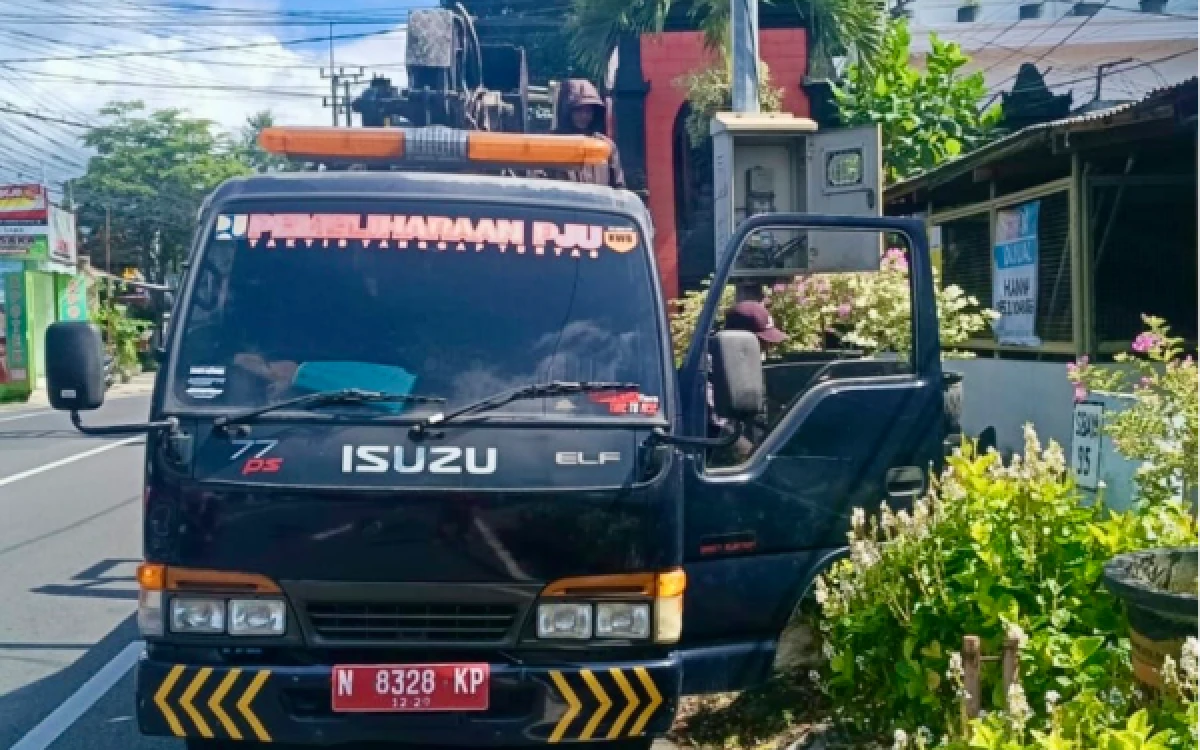Thumbnail Berita - Jalan Gelap di Kota Batu Mulai Ditangani, DPUPR Benahi PJU dan Jaringan Penerangan