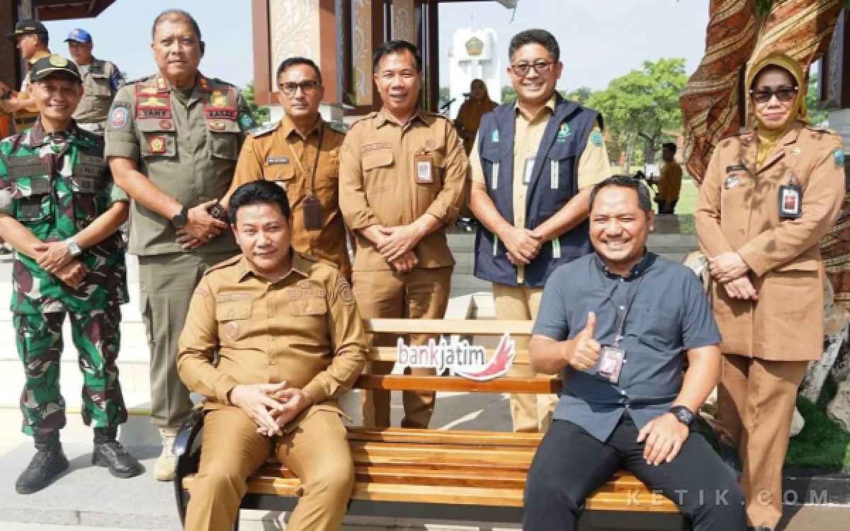 Thumbnail Berita - Alun-Alun Jayandaru Sidoarjo Tambah 30 Kursi Taman Baru