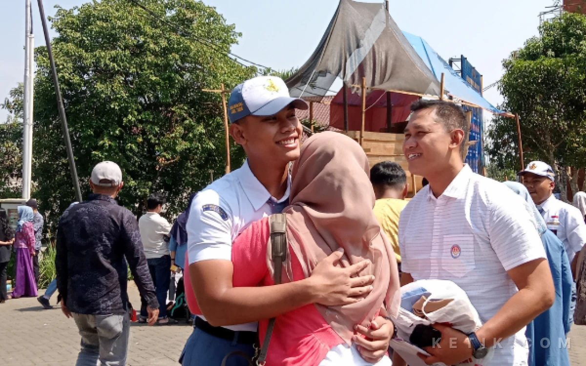 Thumbnail Berita - Tangis Haru dan Bangga Warnai Pelepasan Siswa Baru SMAN Taruna Nala Jatim Masuk Asrama