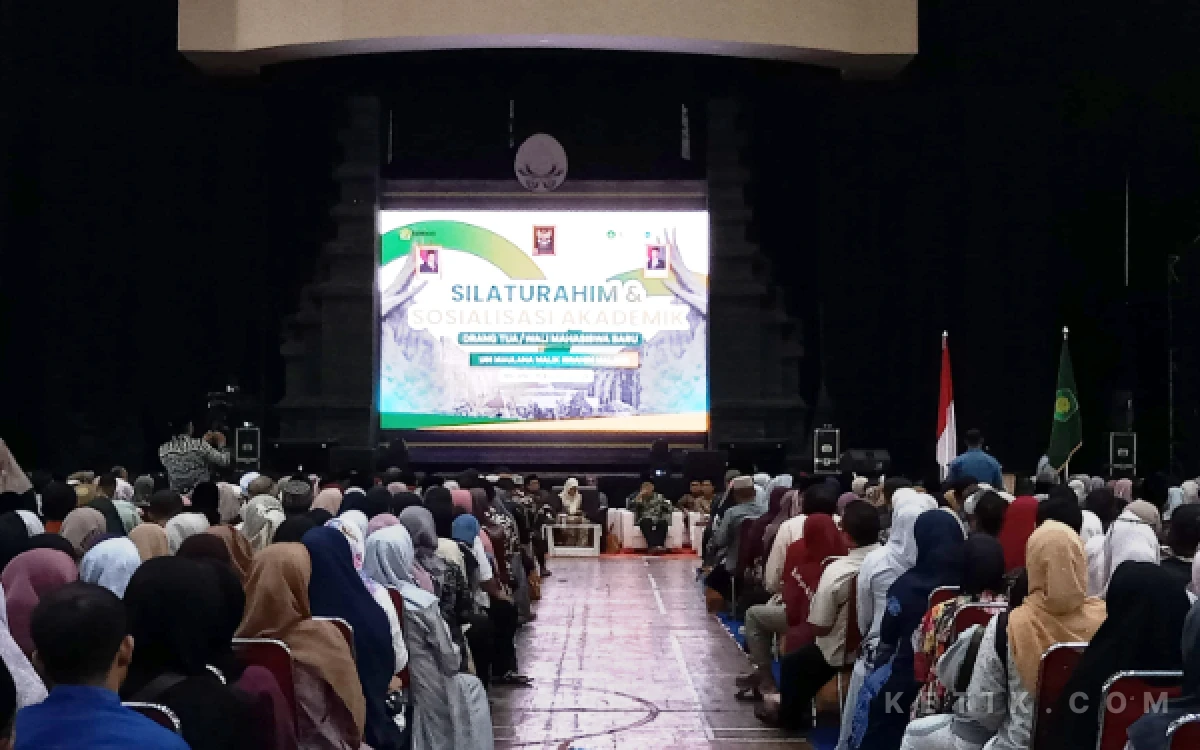 Foto Ribuan wali mahasiswa UIN Malang berkumpul untuk sosialisasi akademik bersama Rektor UIN Malang. (Foto: Aliyah/Ketik.com)
