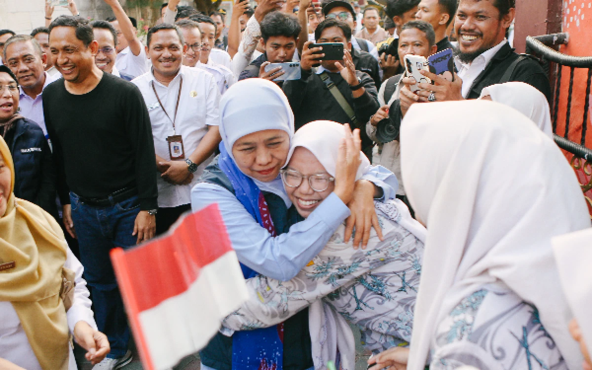 Thumbnail Berita - Khofifah Salurkan Bantuan Pendidikan untuk 450 Murid SMA, SMK, dan SLB di Madura Raya