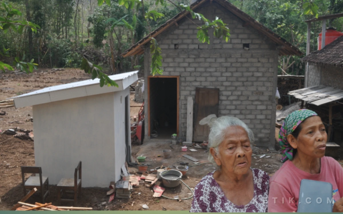Thumbnail Berita - Perjuangan TMMD Tulungagung Wujudkan Impian Rumah Layak Huni bagi Nenek 95 Tahun