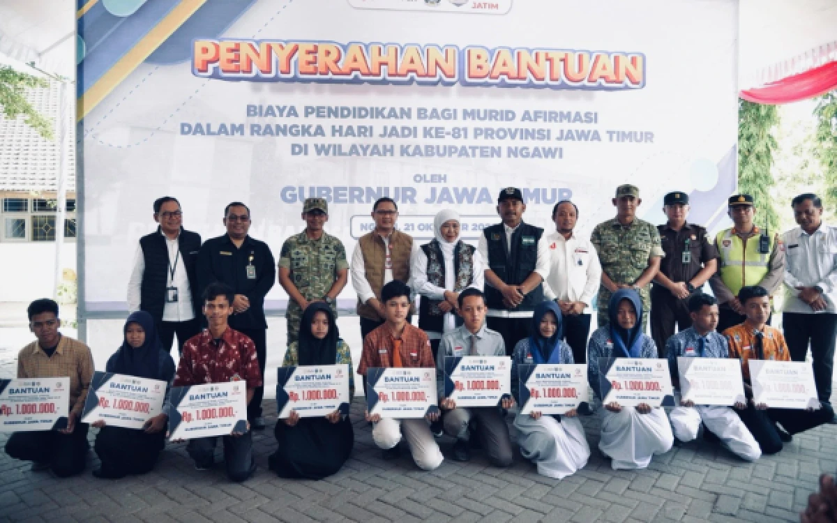 Thumbnail Berita - Gubernur Khofifah Salurkan Bantuan Pendidikan di SMKN 1 Bringin Ngawi