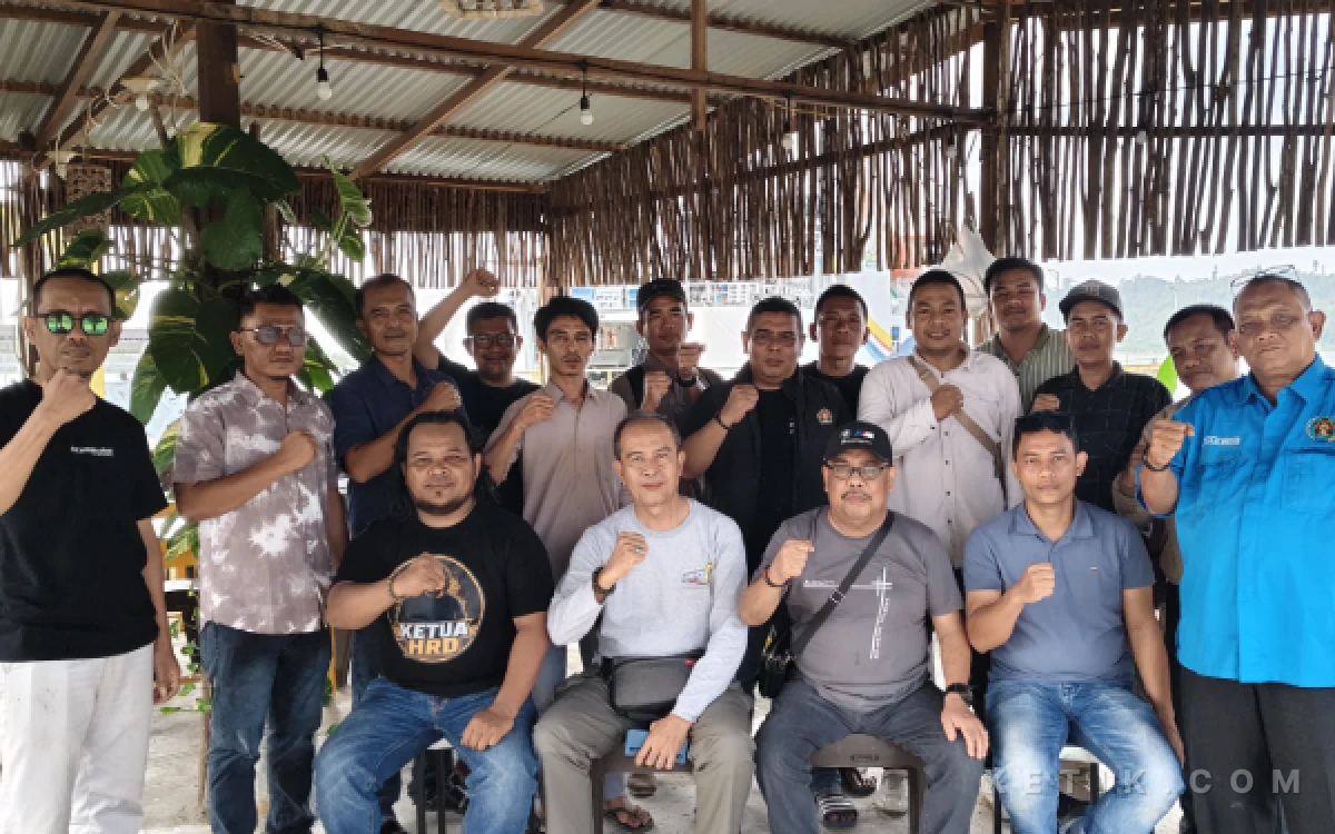 Foto Foto tangkapan layar dari video pernyataan sikap pengurus dan dan anggota PWI Simeulue yang siap mengantarkan Nasir Nurdin sebagai Ketua PWI Aceh dua periode. (Dok Ricky PWI Simeulue for Ketik.com)