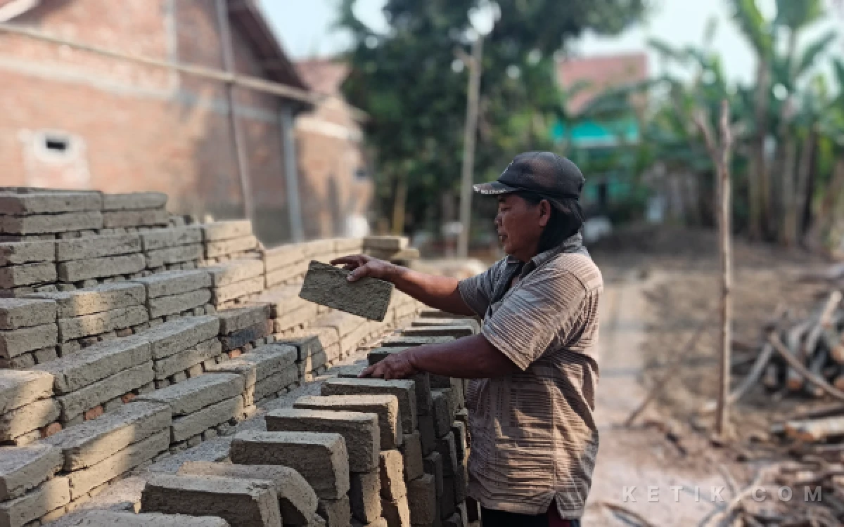 Thumbnail Berita - Tak Tamat SD, Perajin Bata Merah di Pemalang Berhasil Antarkan Dua Anak Jadi Ahli Gizi dan Perawat