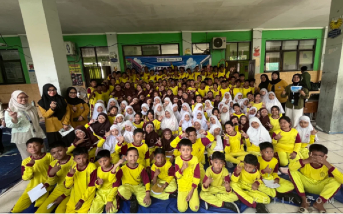 Foto Foto bersama tim KKN Kelompok 4 UPN Veteran Jatim, guru, dan siswa SDN Ujung IX Surabaya. (Foto: Dok. KKN Kelompok 4 Surabaya UPN "Veteran" Jawa Timur)