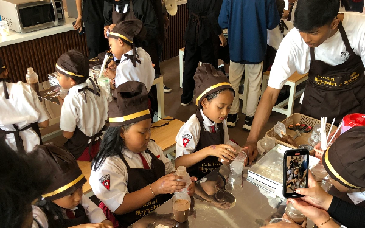 Thumbnail Berita - Edukasi Cokelat di Baloga Kota Batu, Ajak Siswa Kenali Kakao hingga Olah Jadi Minuman Lezat