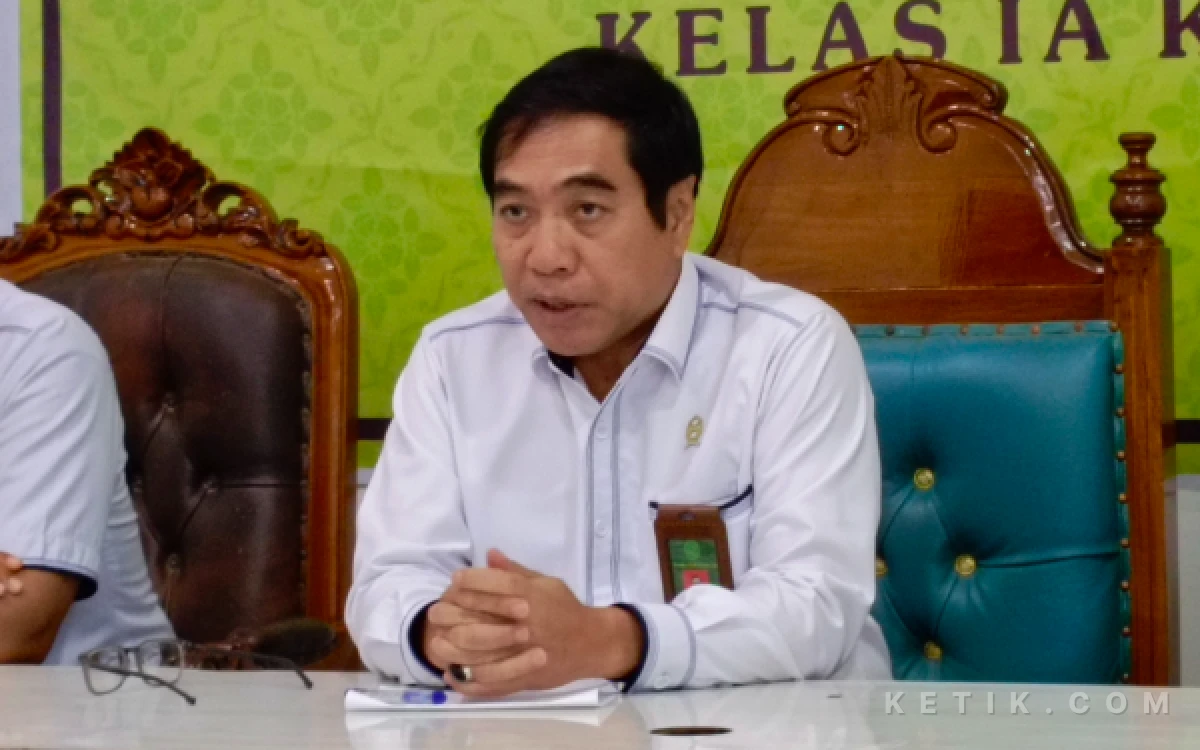 Foto Ketua Pengadilan Negeri (PN) Kelas IA Khusus Palembang, Dr. I Nyoman Wiguna, SH, MH, didampingi Humas PN Palembang, memberikan keterangan kepada awak media terkait resmi beroperasinya kembali Gedung PN Palembang di Jalan Kapten A. Rivai usai menjalani renovasi selama 14 bulan, Senin 27 Juli 2026. (Foto: M Nanda/Ketik.com)