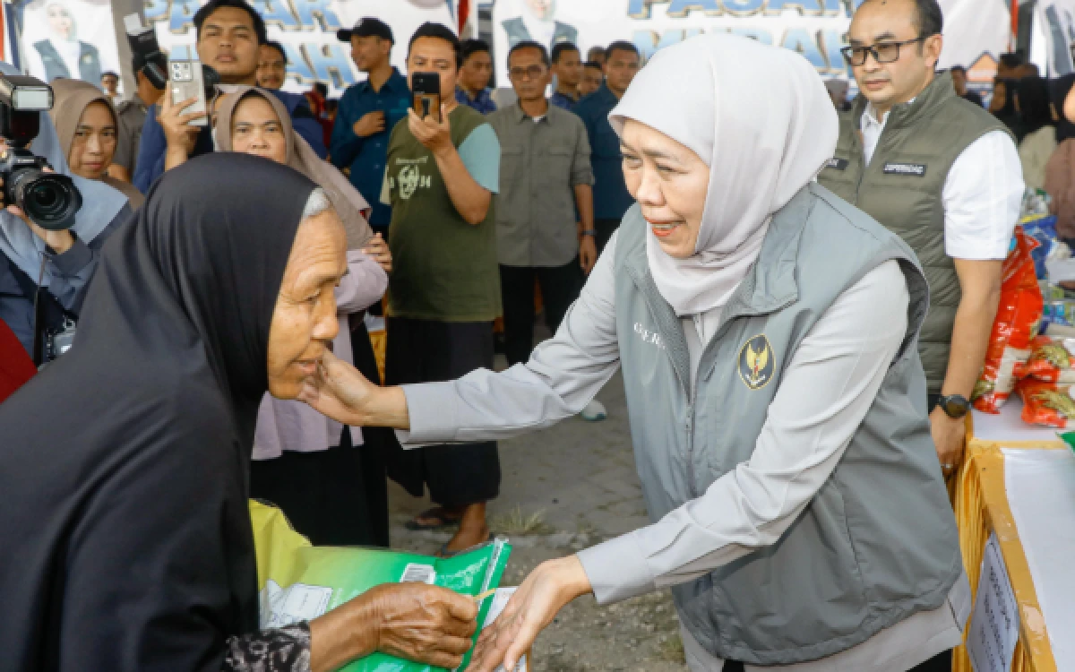 Thumbnail Ringankan Beban Masyarakat di Tengah Kemarau Panjang, Gubernur Khofifah Gelar Pasar Murah di Sampang