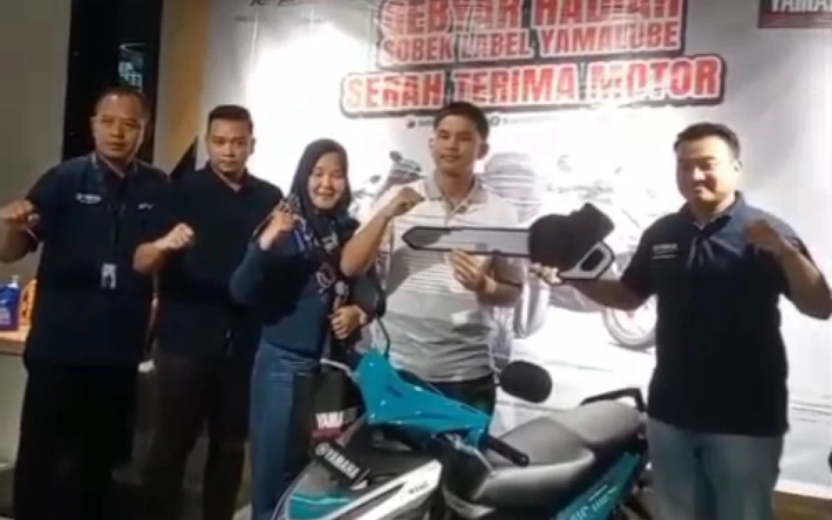 Thumbnail Berita - Beli Oli Yamalube Berhadiah Motor, Warga Palembang Bawa Pulang Yamaha Mio M3 dari Thamrin Brothers