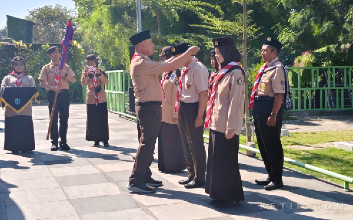 Foto Ketua Kwarda Pramuka Jatim Arum Sabil memberikan penghargaan kepada perwakilan peserta KMD dan KTL di UNUSA Surabaya, Senin, 27 Juli 2026. (Foto: Fitra/Ketik.com)