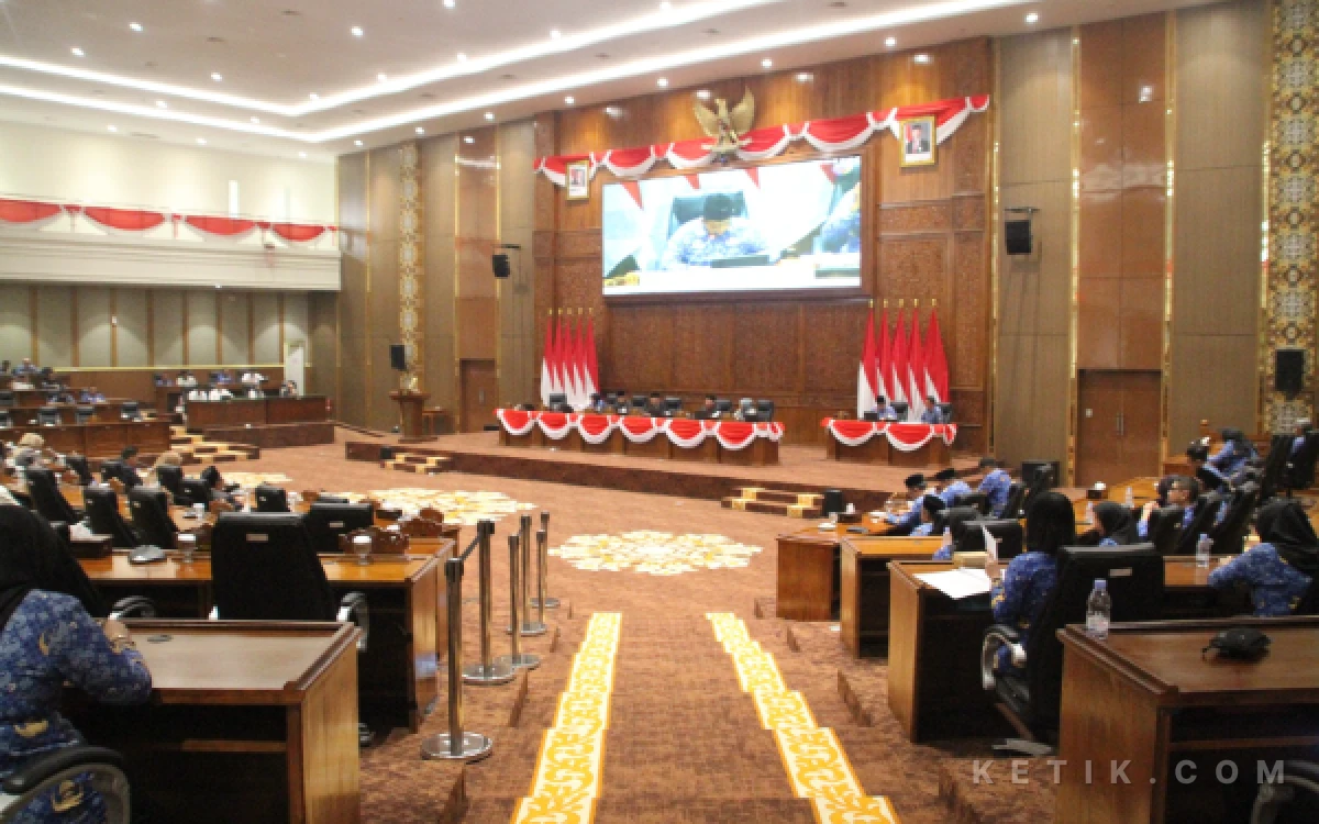 Foto Suasana rapat Paripurna DPRD Bojonegoro ketua DPRD Bojonegoro H Abdulloh Umar, S.Pd. didampingi, wakil ketua DPRD Bojonegoro, H. Sahudi, S.E.M.H. Hj Mitro'atin, S.Pd. wakil ketua DPRD Bojonegoro Bambang Sutriyono (foto Sukiman ketik com),